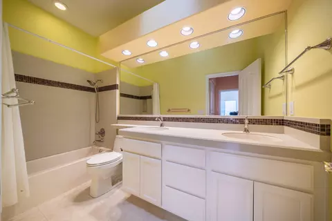 Bath - 1389 River Ridge Dr, Redding, CA 96003 photo 3 of 3