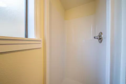 Bath - 1129 Almond Ave, Redding, CA 96001 photo 5 of 5