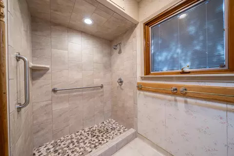 Bath - 1129 Almond Ave, Redding, CA 96001 photo 3 of 5