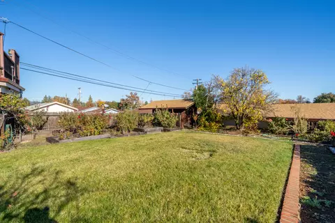 Exterior - 1129 Almond Ave, Redding, CA 96001 photo 14 of 23