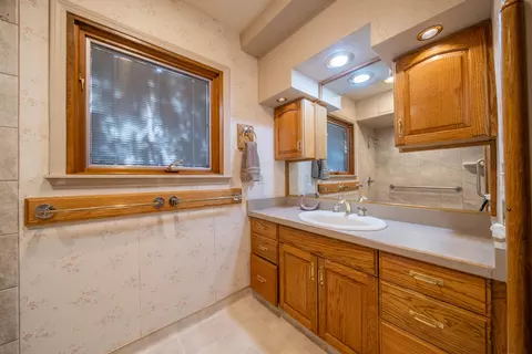 Bath - 1129 Almond Ave, Redding, CA 96001 photo 2 of 5