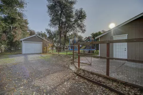 2915 Lowden Ln, Redding, CA 96002 photo 2