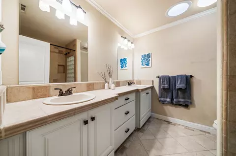 Bath - 2860 Lake Redding Dr, Redding, CA 96003 photo 4 of 5
