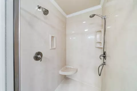 Bath - 2860 Lake Redding Dr, Redding, CA 96003 photo 3 of 5