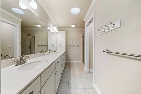 Bath - 2860 Lake Redding Dr, Redding, CA 96003 photo 1 of 5