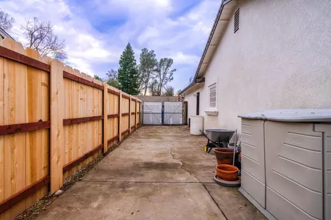 Exterior - 2860 Lake Redding Dr, Redding, CA 96003 photo 9 of 10
