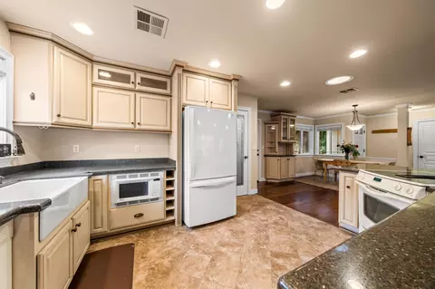 Kitchen - 2860 Lake Redding Dr, Redding, CA 96003 photo 4 of 5