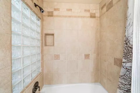 Bath - 2860 Lake Redding Dr, Redding, CA 96003 photo 5 of 5