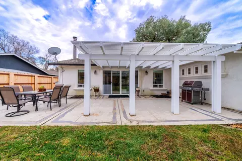 Exterior - 2860 Lake Redding Dr, Redding, CA 96003 photo 3 of 10