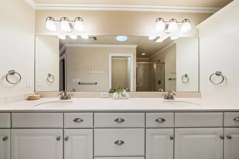 Bath - 2860 Lake Redding Dr, Redding, CA 96003 photo 2 of 5