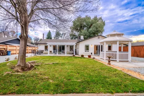 Exterior - 2860 Lake Redding Dr, Redding, CA 96003 photo 5 of 10