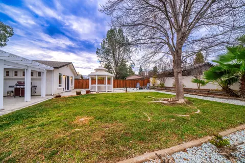 Exterior - 2860 Lake Redding Dr, Redding, CA 96003 photo 4 of 10