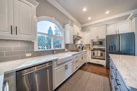 Kitchen - 4823 Clark River Dr, Redding, CA 96002 photo 2 of 4