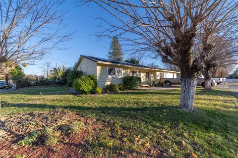 3909 Alta Mesa Dr, Redding, CA 96002