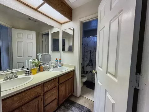 Bath - 1148 Burton Dr, Redding, CA 96003 photo 3 of 5