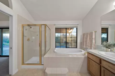 Bath - 4446 Heather Ridge Ln, Redding, CA 96001 photo 2 of 2