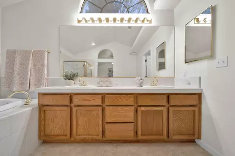 Bath - 4446 Heather Ridge Ln, Redding, CA 96001 photo 1 of 2