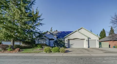 3042 Western Oak Dr, Redding, CA 96002