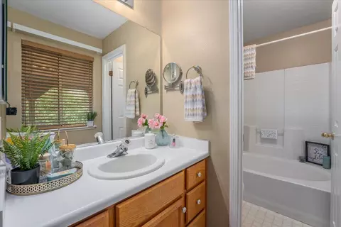 Bath - 1128 Grouse Dr, Redding, CA 96003 photo 1 of 3