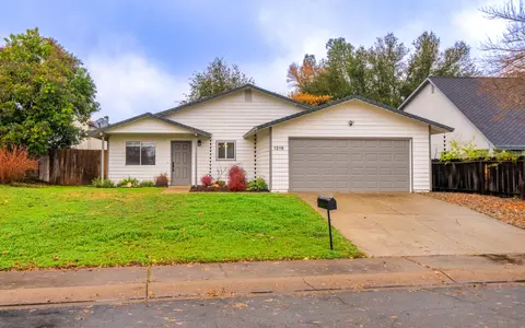 1216 Hawthorne Ave, Redding, CA 96002