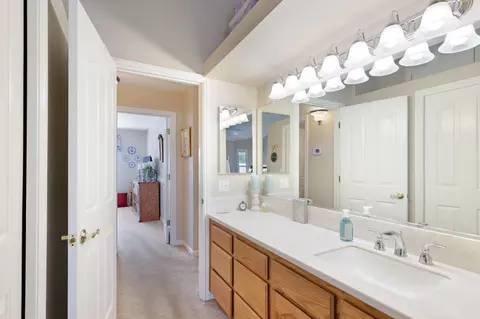 Bath - 1974 Wineberry Path, Redding, CA 96003 photo 3 of 4