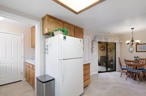 Kitchen - 1974 Wineberry Path, Redding, CA 96003 photo 4 of 5