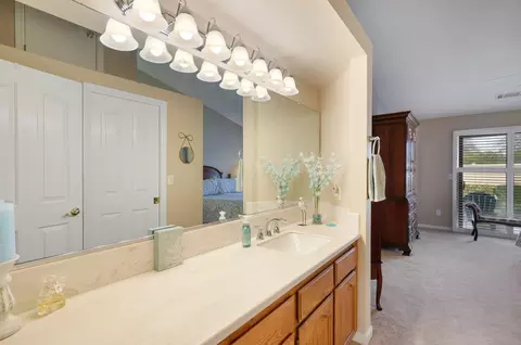 Bath - 1974 Wineberry Path, Redding, CA 96003 photo 2 of 4