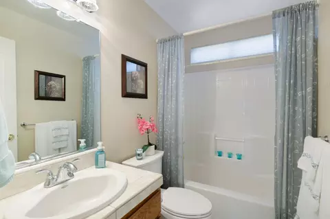 Bath - 1974 Wineberry Path, Redding, CA 96003 photo 1 of 4