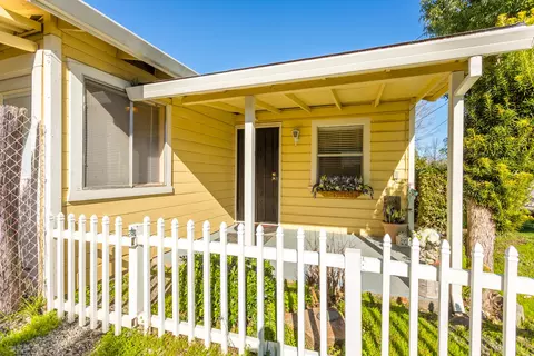 2730 Freebridge St, Redding, CA 96001 photo 2