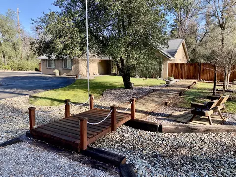 11597 Profanity Ln, Redding, CA 96003