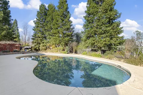 2055 Hope Ln, Redding, CA 96003 photo 2