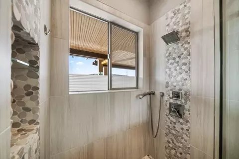 Bath - 948 Katmai Pl, Redding, CA 96001 photo 4 of 7