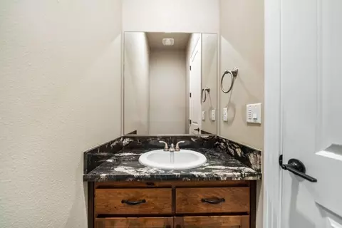 Bath - 948 Katmai Pl, Redding, CA 96001 photo 7 of 7