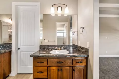 Bath - 948 Katmai Pl, Redding, CA 96001 photo 5 of 7
