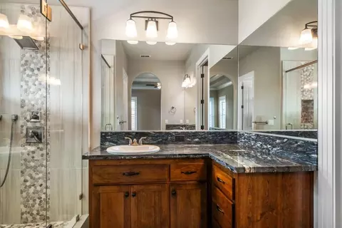 Bath - 948 Katmai Pl, Redding, CA 96001 photo 2 of 7