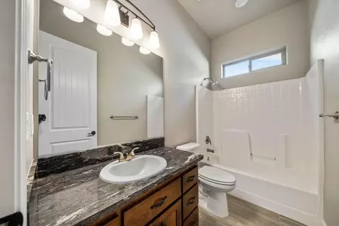 Bath - 948 Katmai Pl, Redding, CA 96001 photo 6 of 7