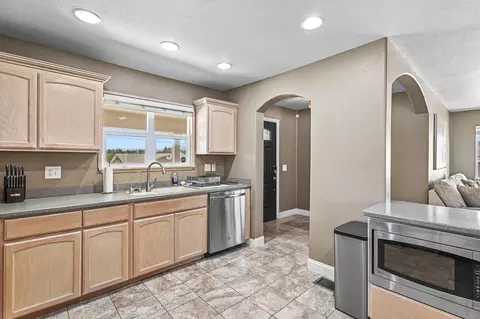Kitchen - 4651 Memory Ln, Redding, CA 96001 photo 6 of 8