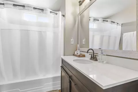 Bath - 4651 Memory Ln, Redding, CA 96001 photo 1 of 7