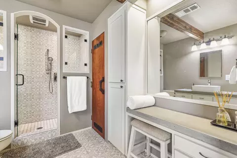 Bath - 4651 Memory Ln, Redding, CA 96001 photo 7 of 7