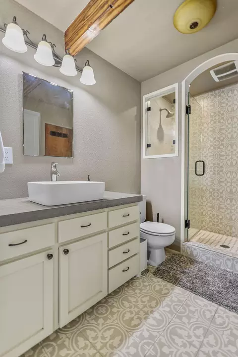 Bath - 4651 Memory Ln, Redding, CA 96001 photo 5 of 7