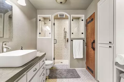 Bath - 4651 Memory Ln, Redding, CA 96001 photo 6 of 7