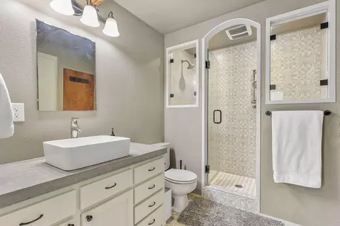 Bath - 4651 Memory Ln, Redding, CA 96001 photo 4 of 7