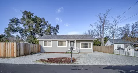 374 Beagle Ln, Redding, CA 96002