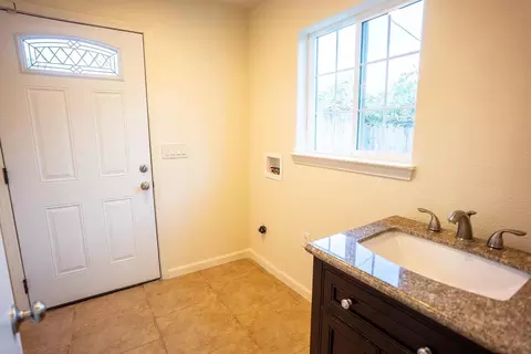 Bath - 1110 Gold St, Redding, CA 96001 photo 2 of 4