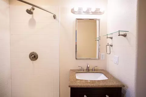 Bath - 1110 Gold St, Redding, CA 96001 photo 4 of 4