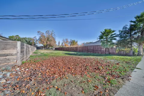 Exterior - 1110 Gold St, Redding, CA 96001 photo 5 of 9