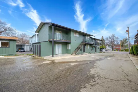 Exterior - 944 West St, Redding, CA 96001 photo 4 of 7
