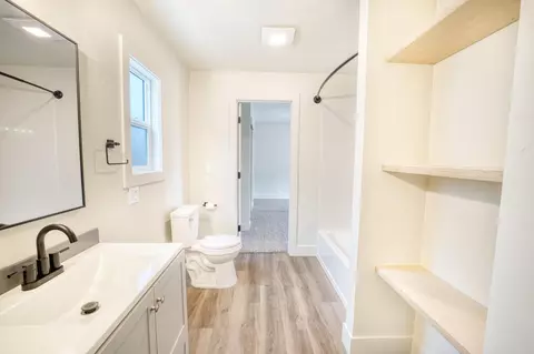 Bath - 944 West St, Redding, CA 96001 photo 4 of 5