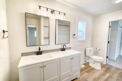 Bath - 944 West St, Redding, CA 96001 photo 3 of 5