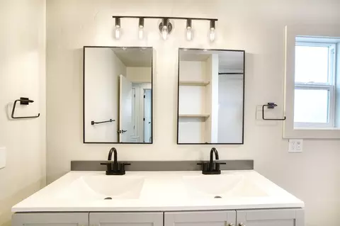 Bath - 944 West St, Redding, CA 96001 photo 2 of 5